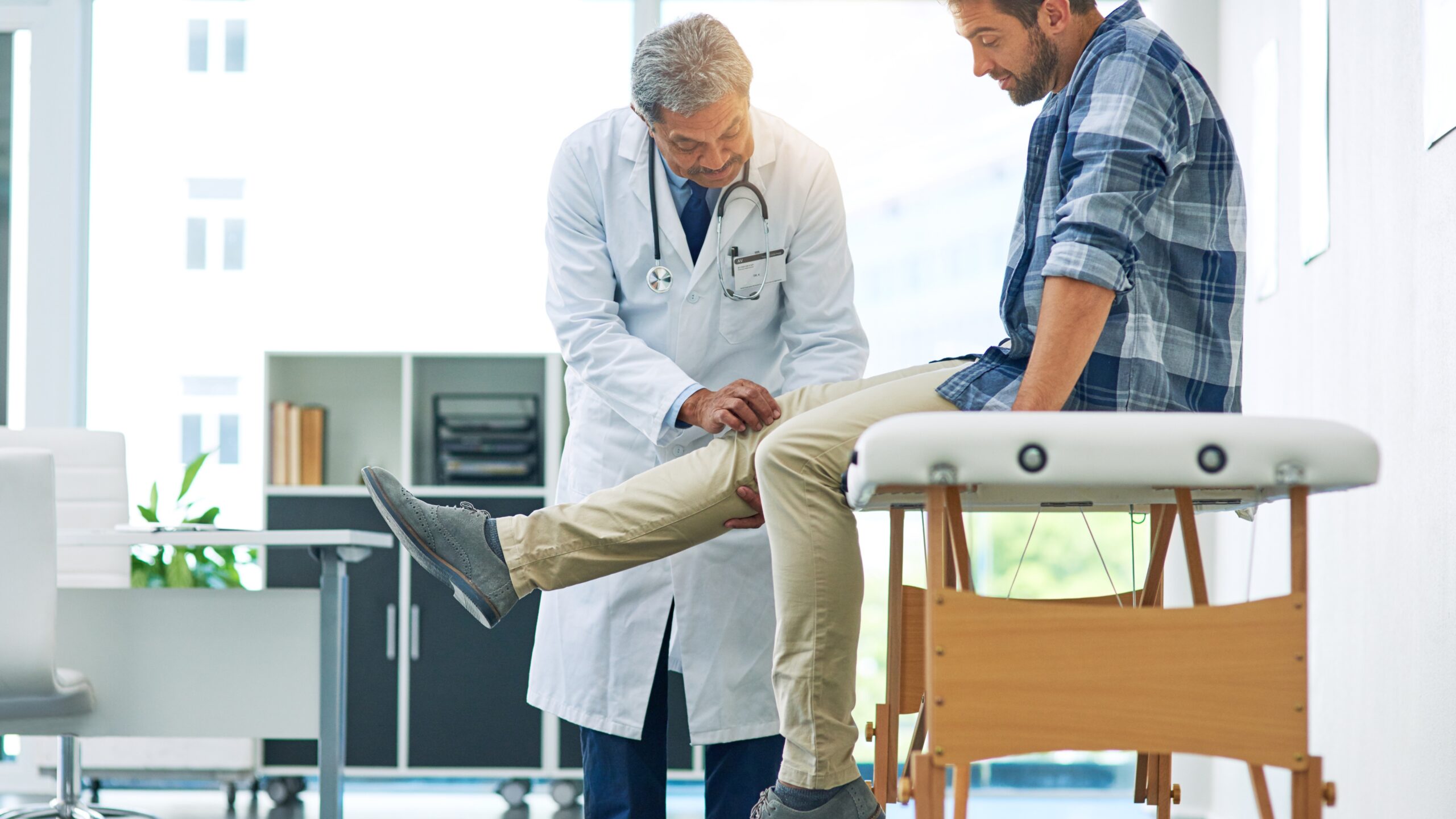 Do My Knees Hurt in the Morning? A Doctor’s Guide to Causes and When to Seek Help